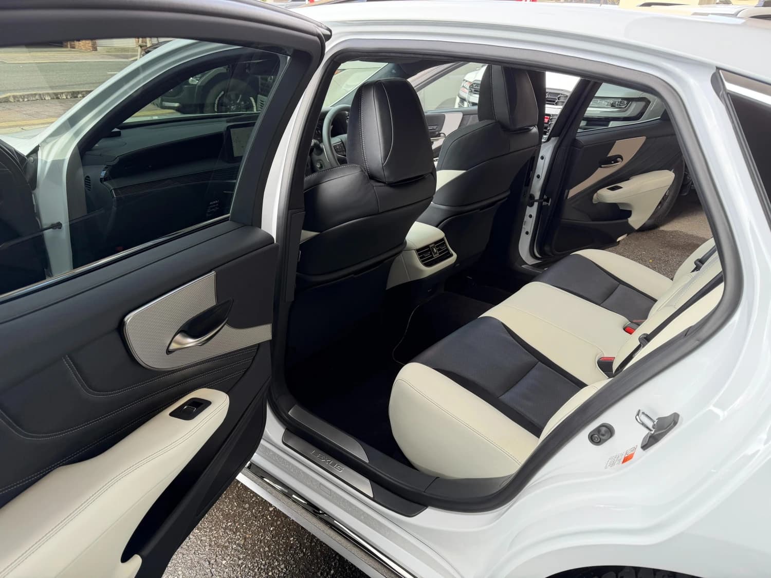 Lexus LS 500h F Sport - фото 24