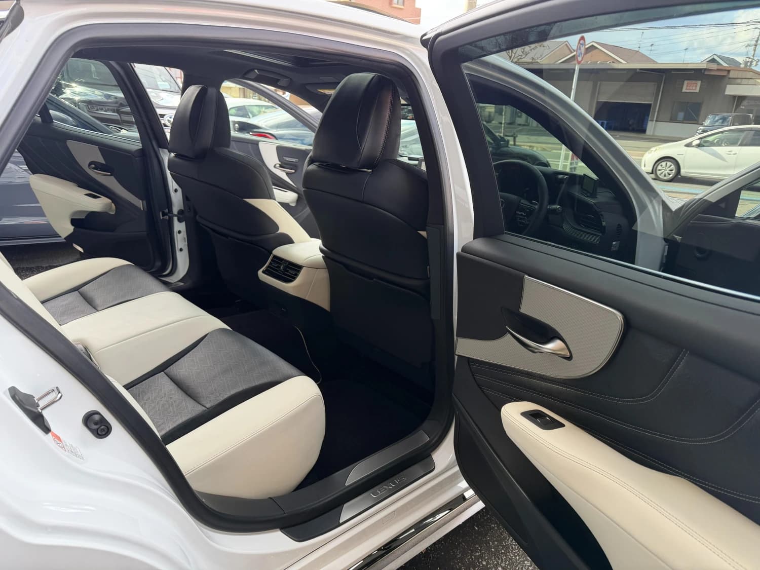 Lexus LS 500h F Sport - фото 25