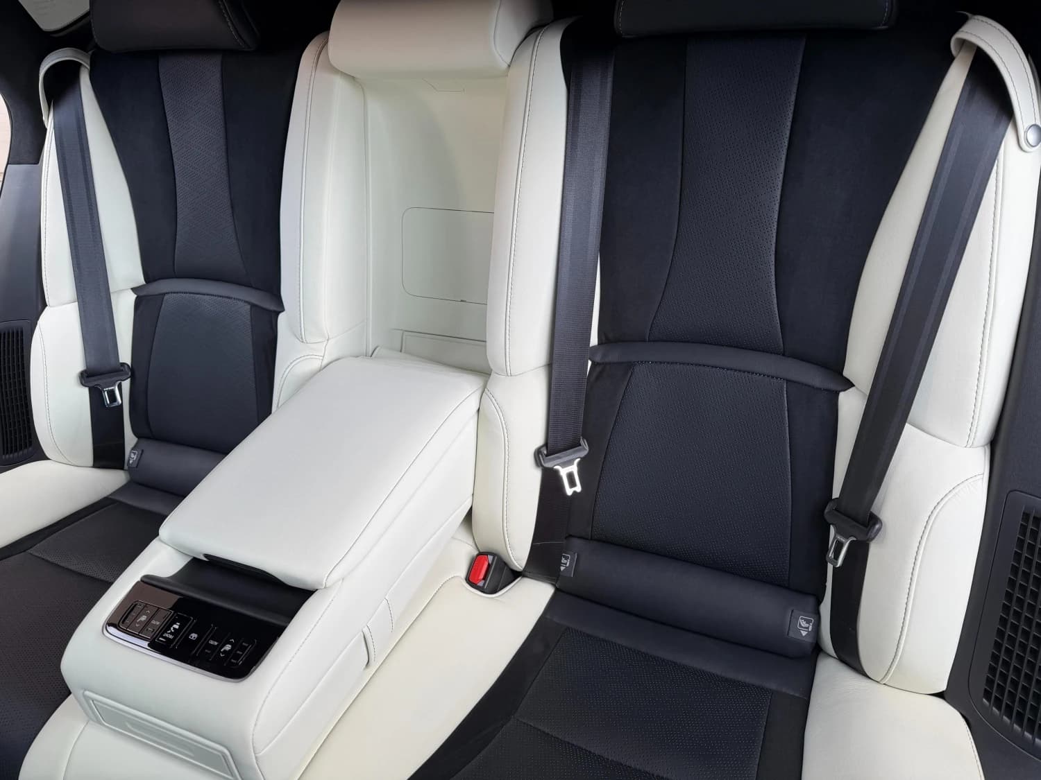 Lexus LS 500h F Sport - фото 26