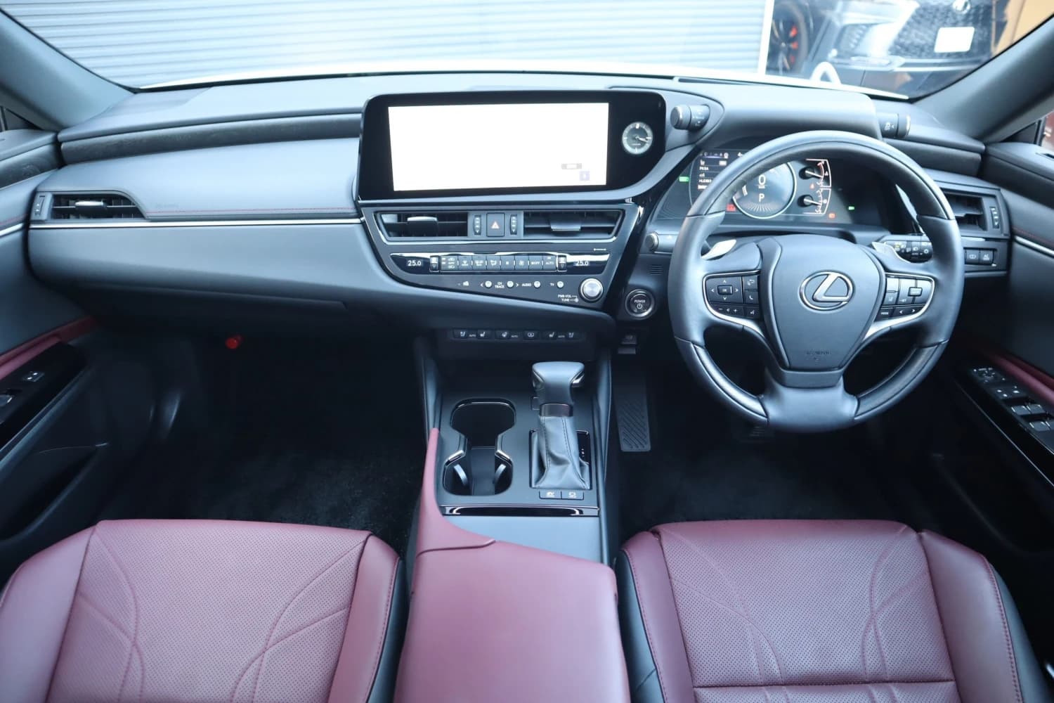 Lexus ES ES300h Graceful Escort - фото 14