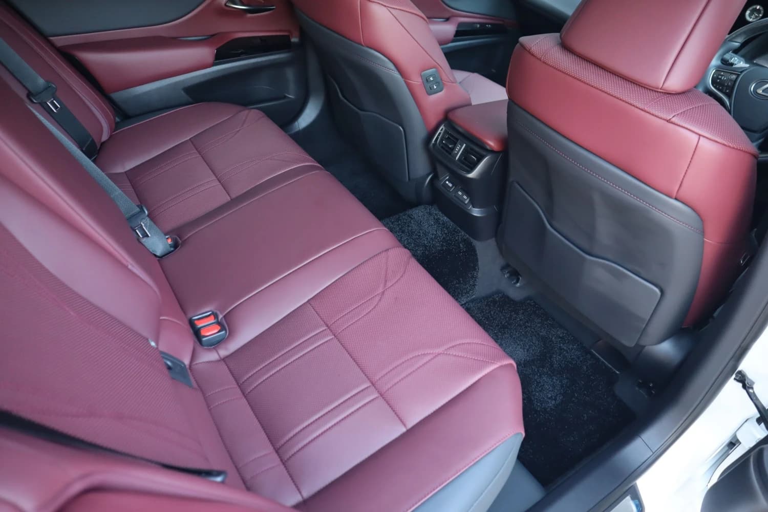 Lexus ES ES300h Graceful Escort - фото 31