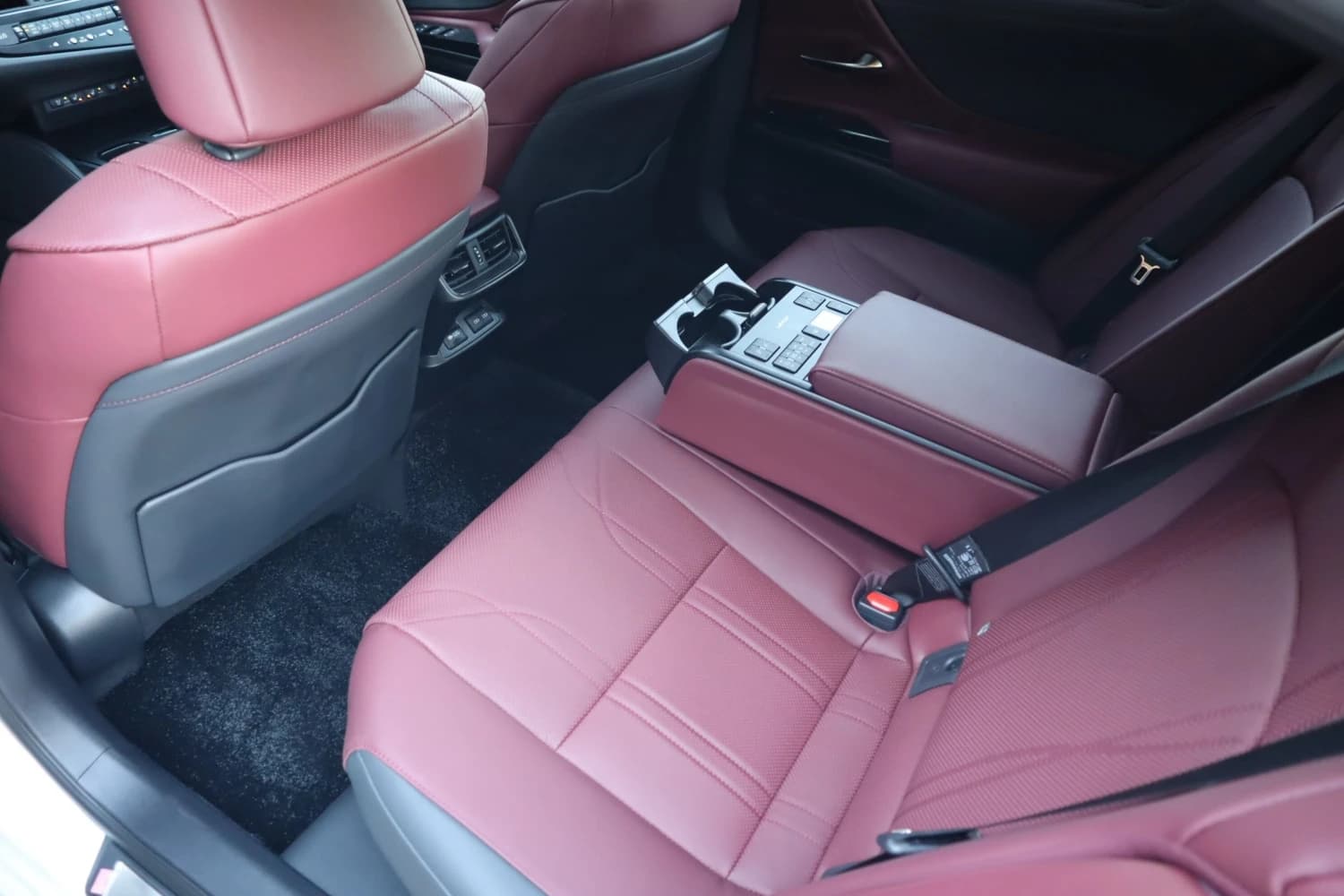 Lexus ES ES300h Graceful Escort - фото 32