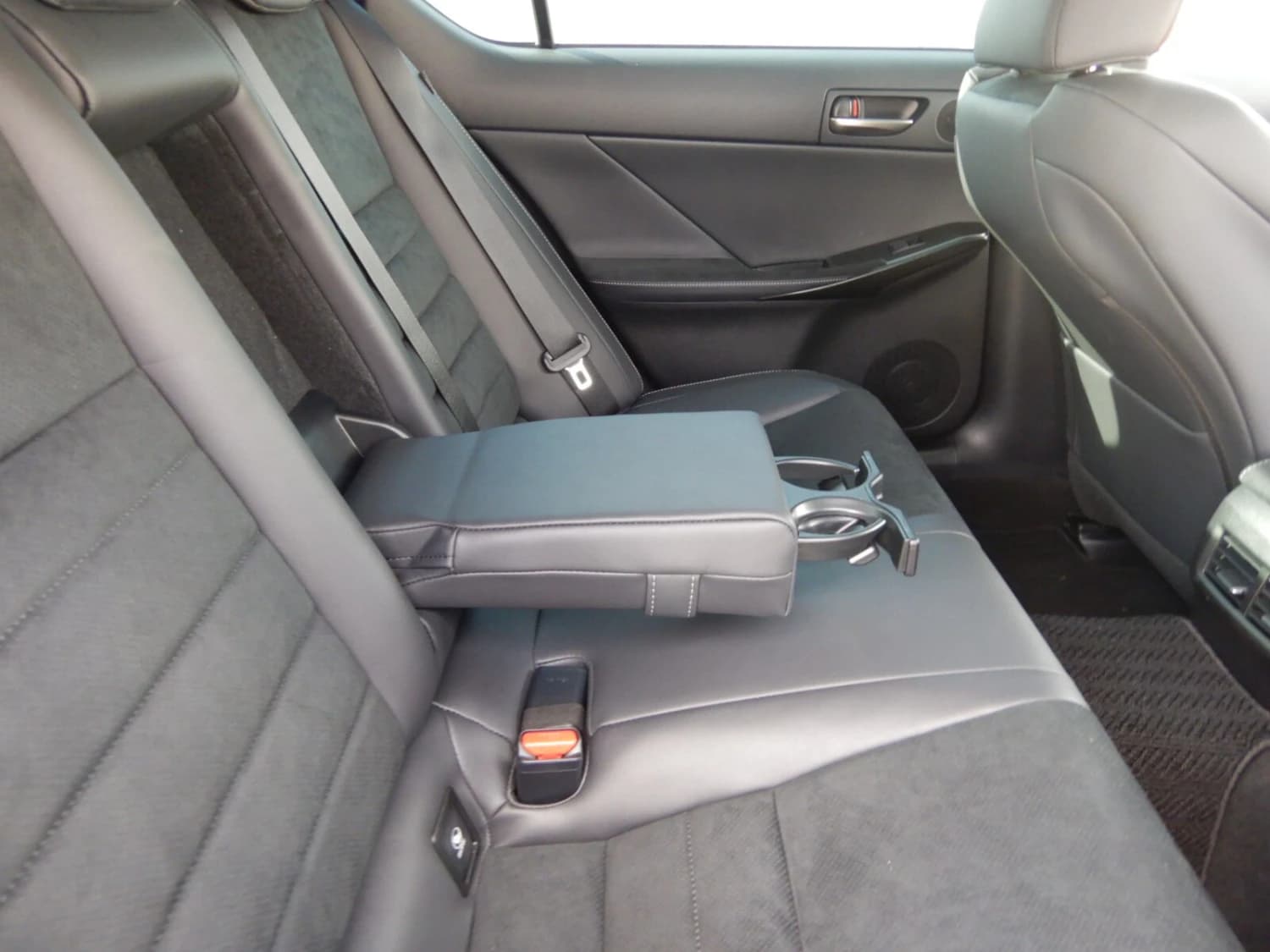 Lexus IS 500 - фото 20