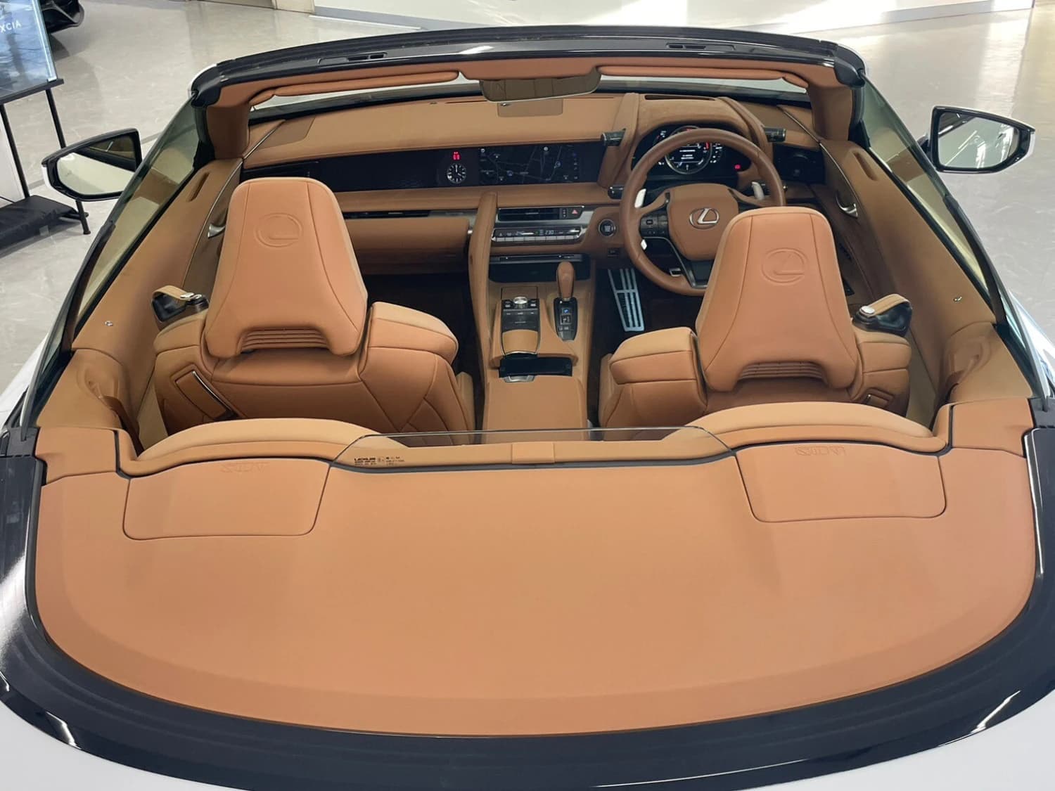 Lexus LC 500 Convertible - фото 2