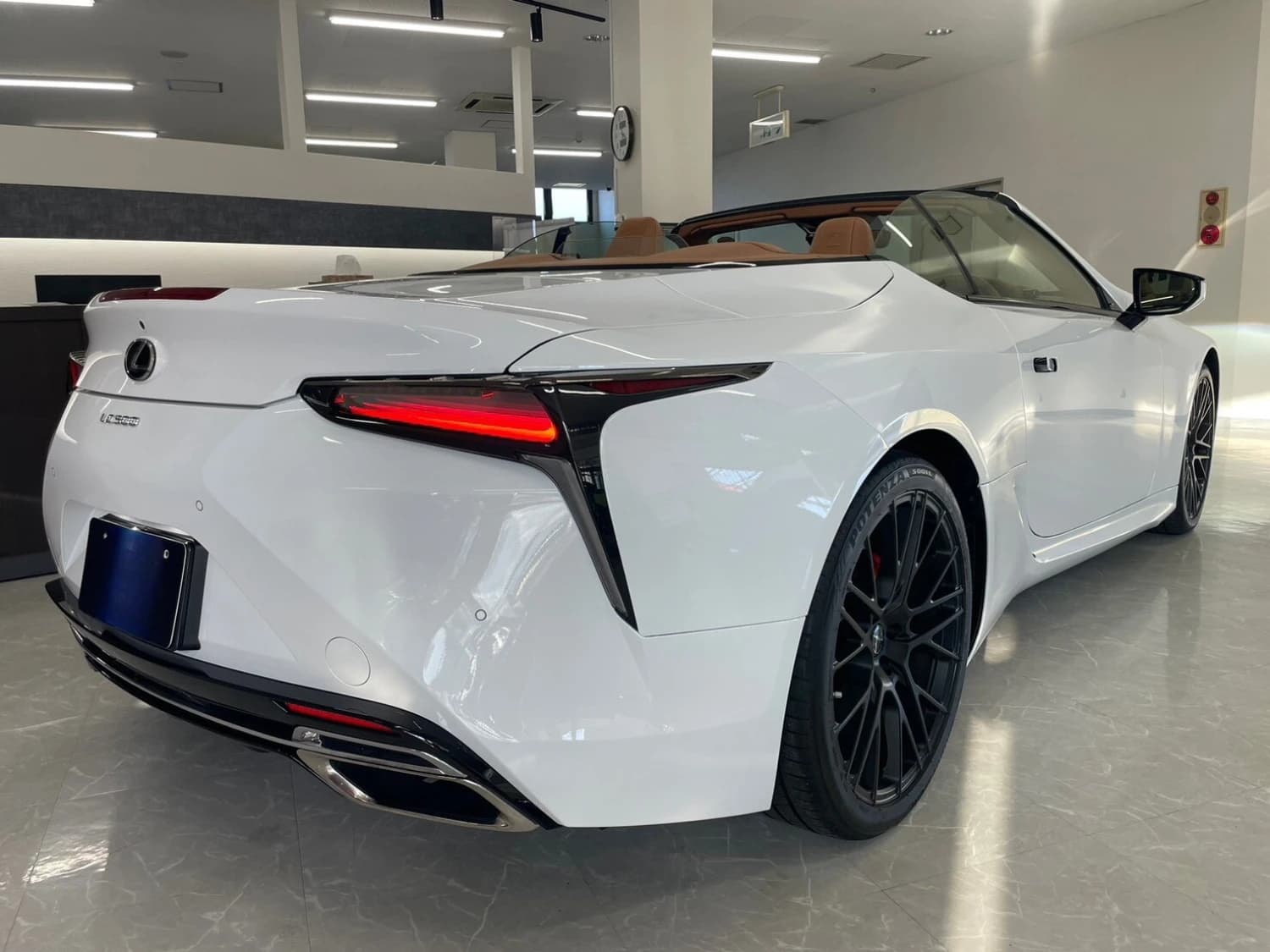 Lexus LC 500 Convertible - фото 7