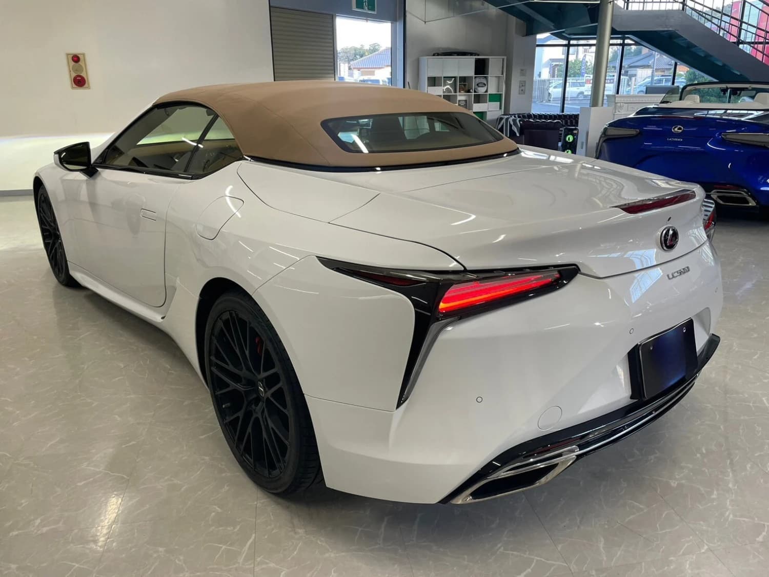 Lexus LC 500 Convertible - фото 8