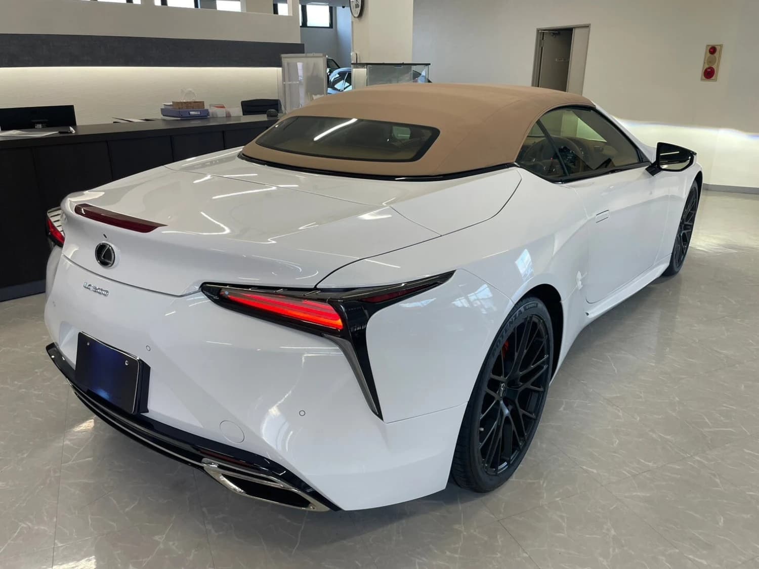 Lexus LC 500 Convertible - фото 9