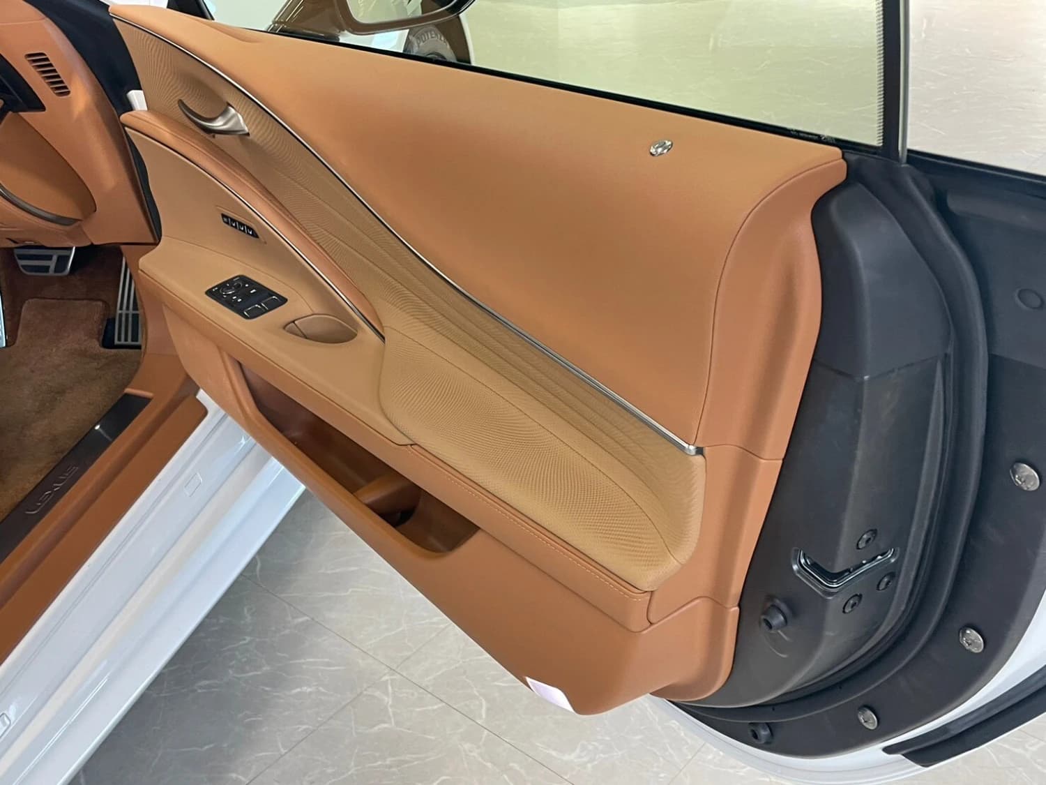 Lexus LC 500 Convertible - фото 20