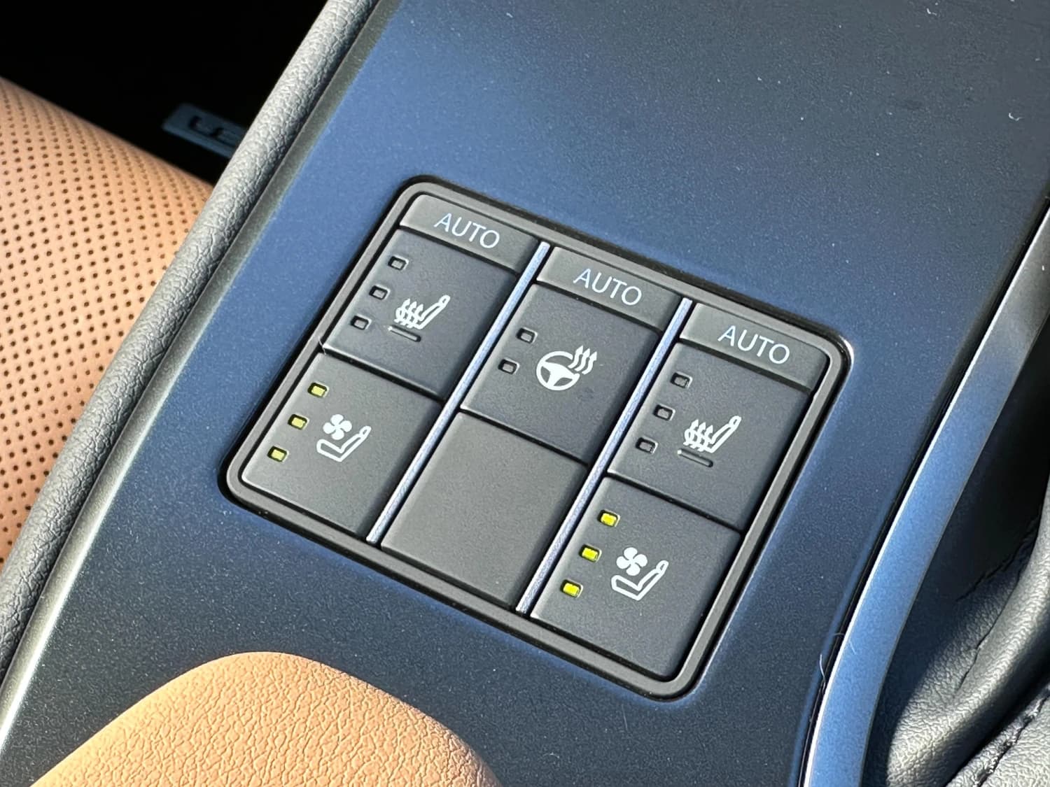 Lexus UX 200 - фото 33