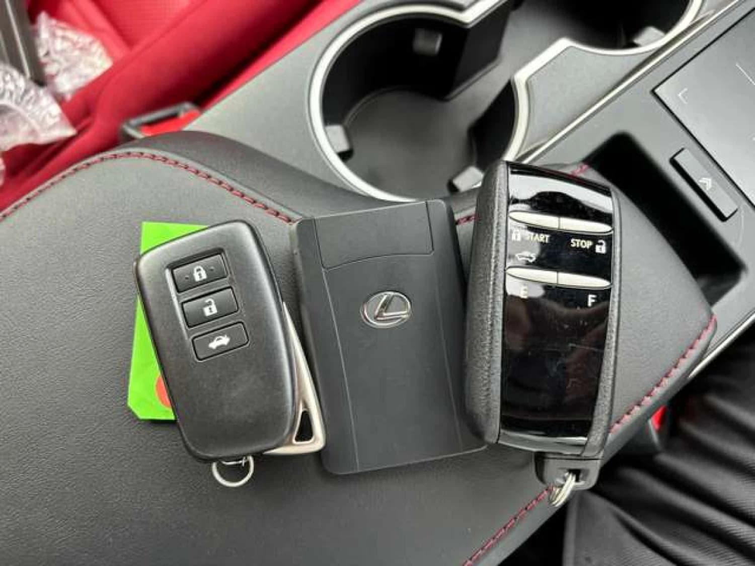 Lexus RC 300h - фото 25