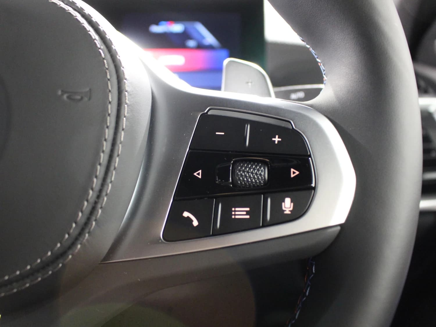 BMW X6 M60i xDrive - фото 17