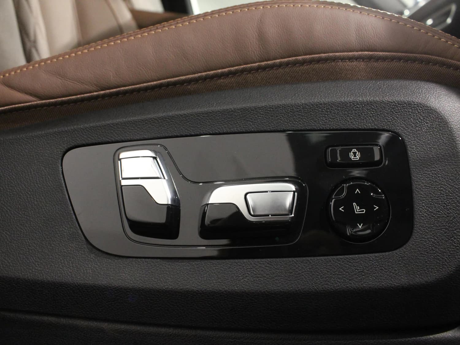 BMW X6 M60i xDrive - фото 29