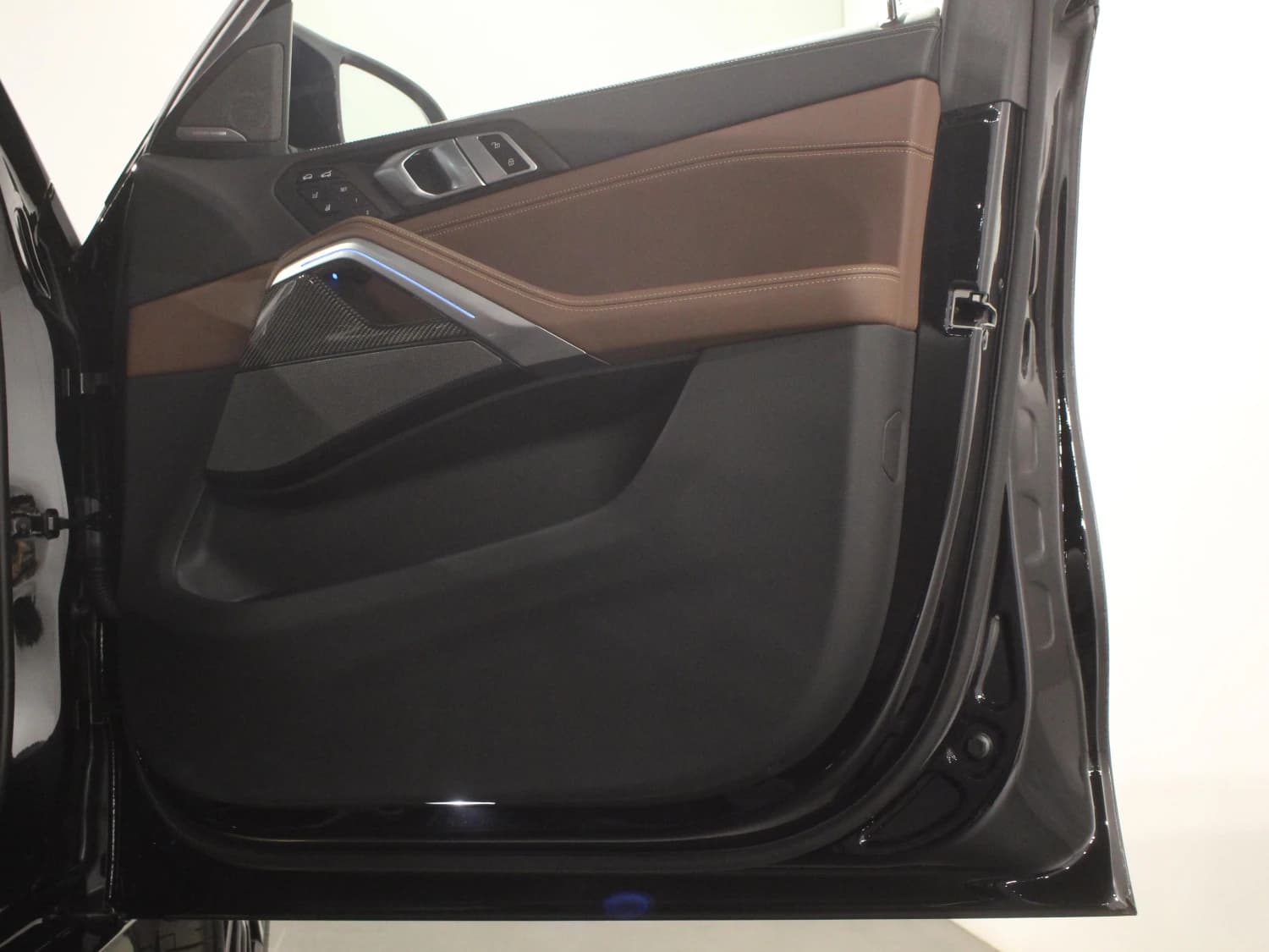 BMW X6 M60i xDrive - фото 36