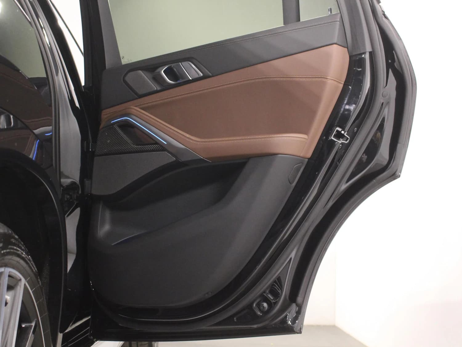 BMW X6 M60i xDrive - фото 41