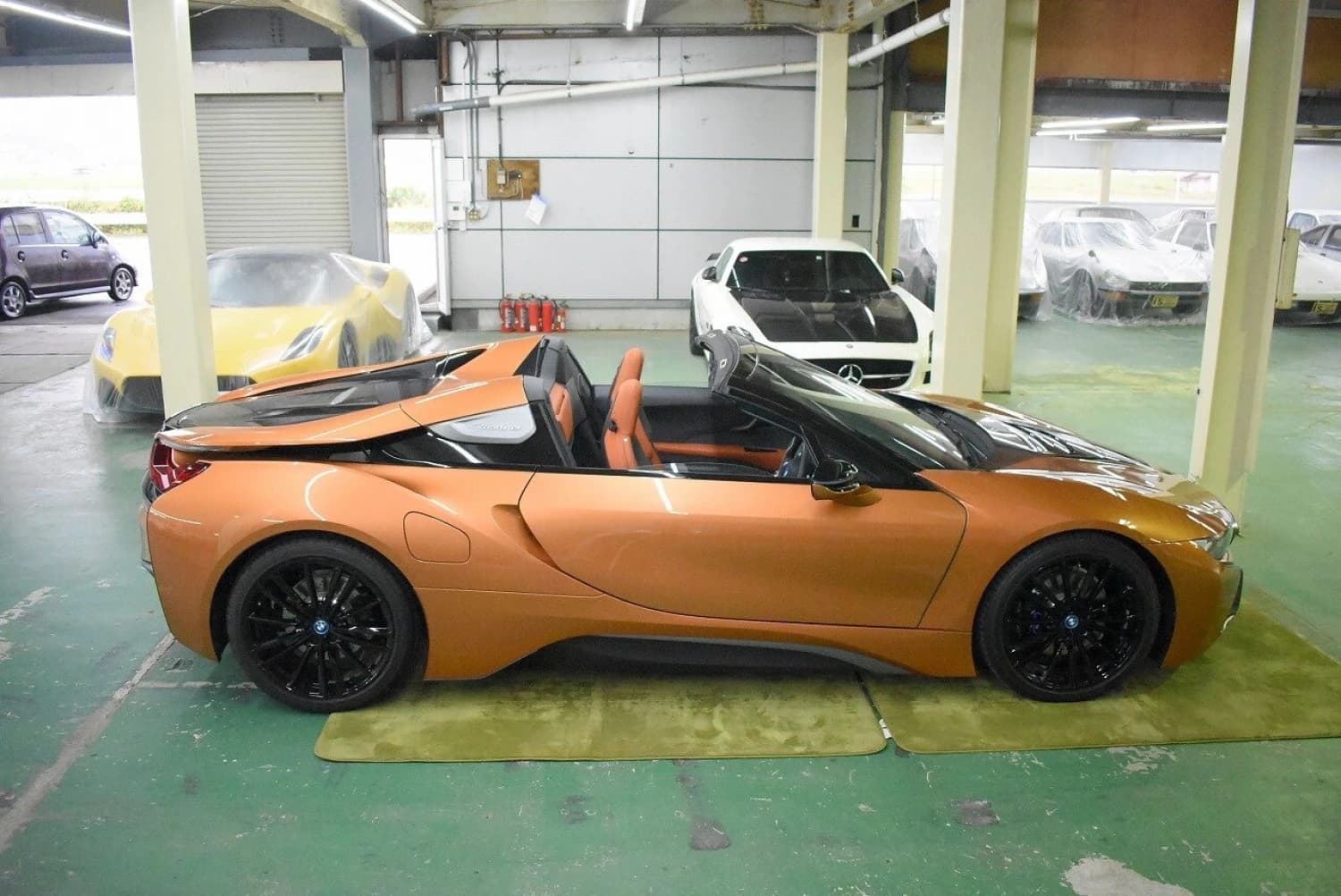 BMW i8 Roadster - фото 9