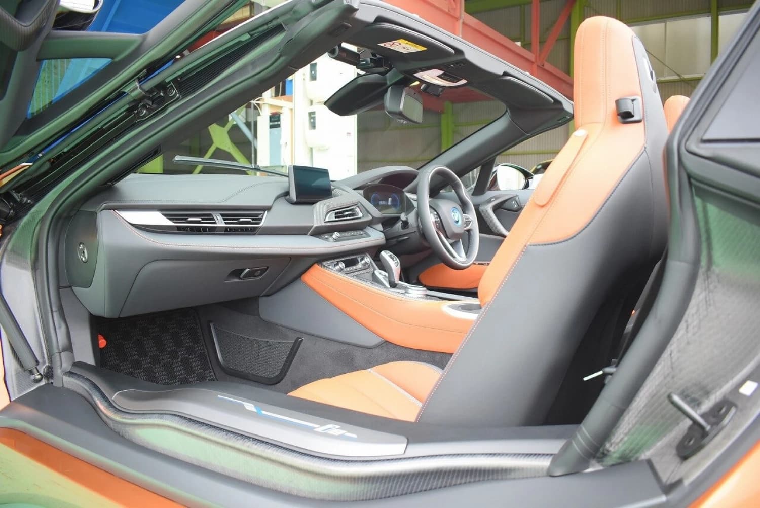 BMW i8 Roadster - фото 10