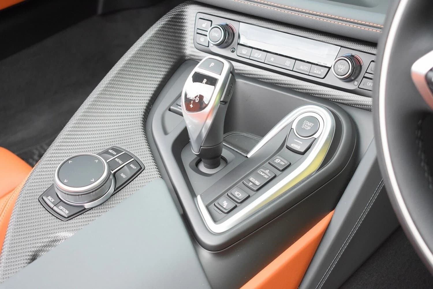 BMW i8 Roadster - фото 14