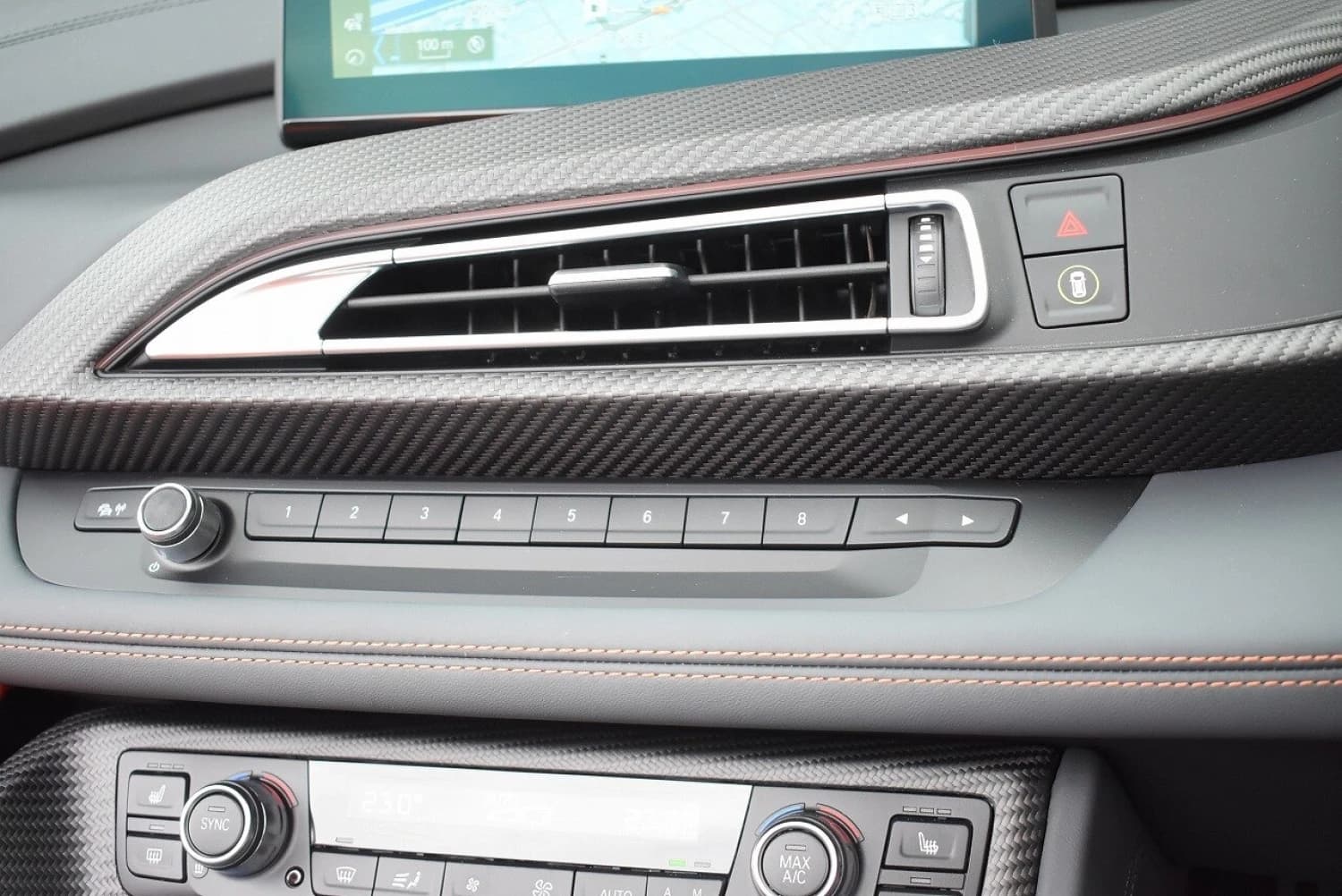 BMW i8 Roadster - фото 15