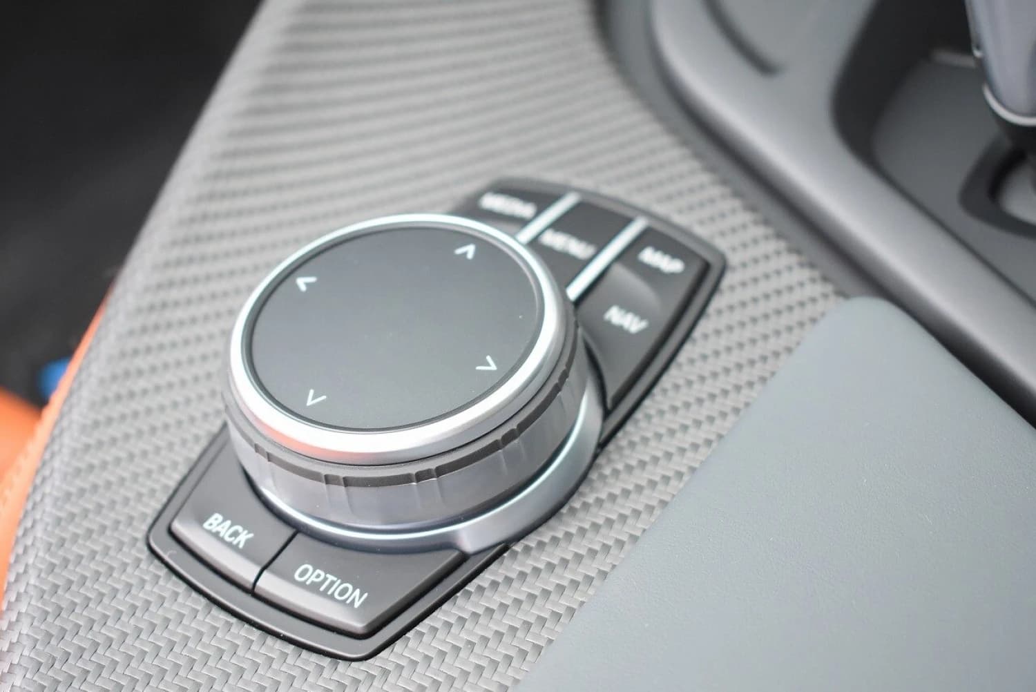 BMW i8 Roadster - фото 17