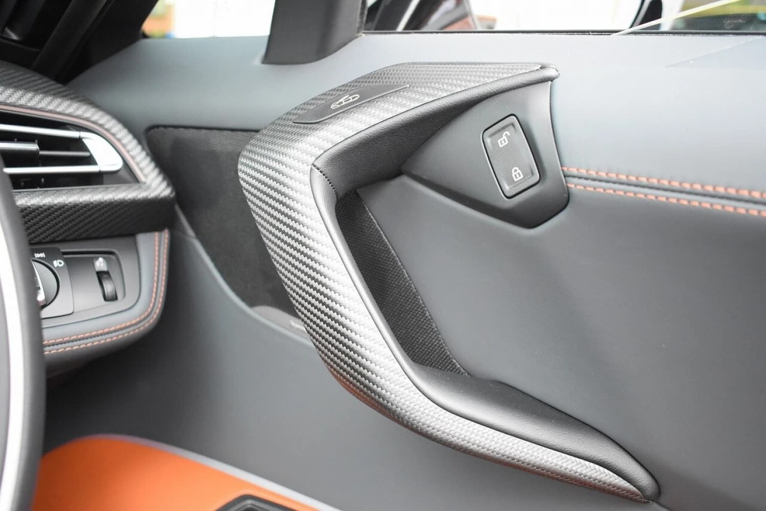 BMW i8 Roadster - фото 20