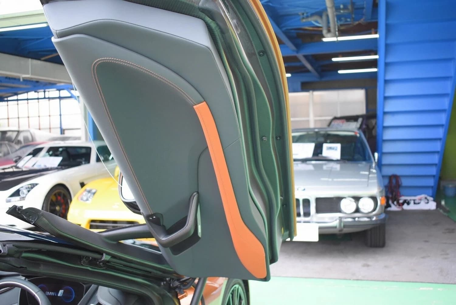 BMW i8 Roadster - фото 23