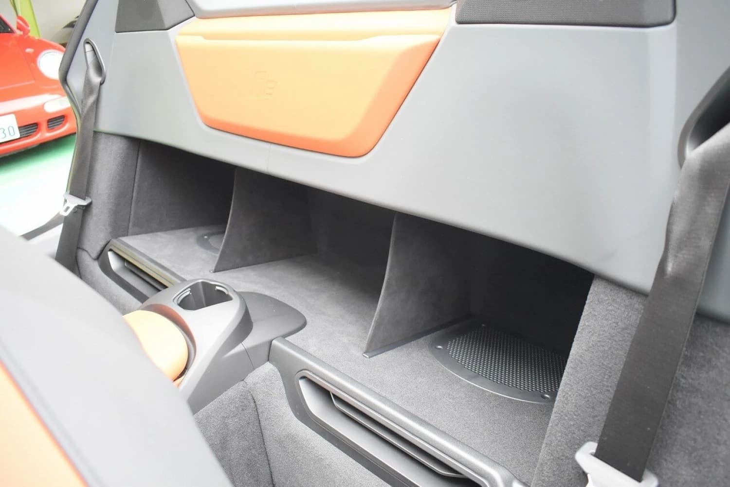 BMW i8 Roadster - фото 24