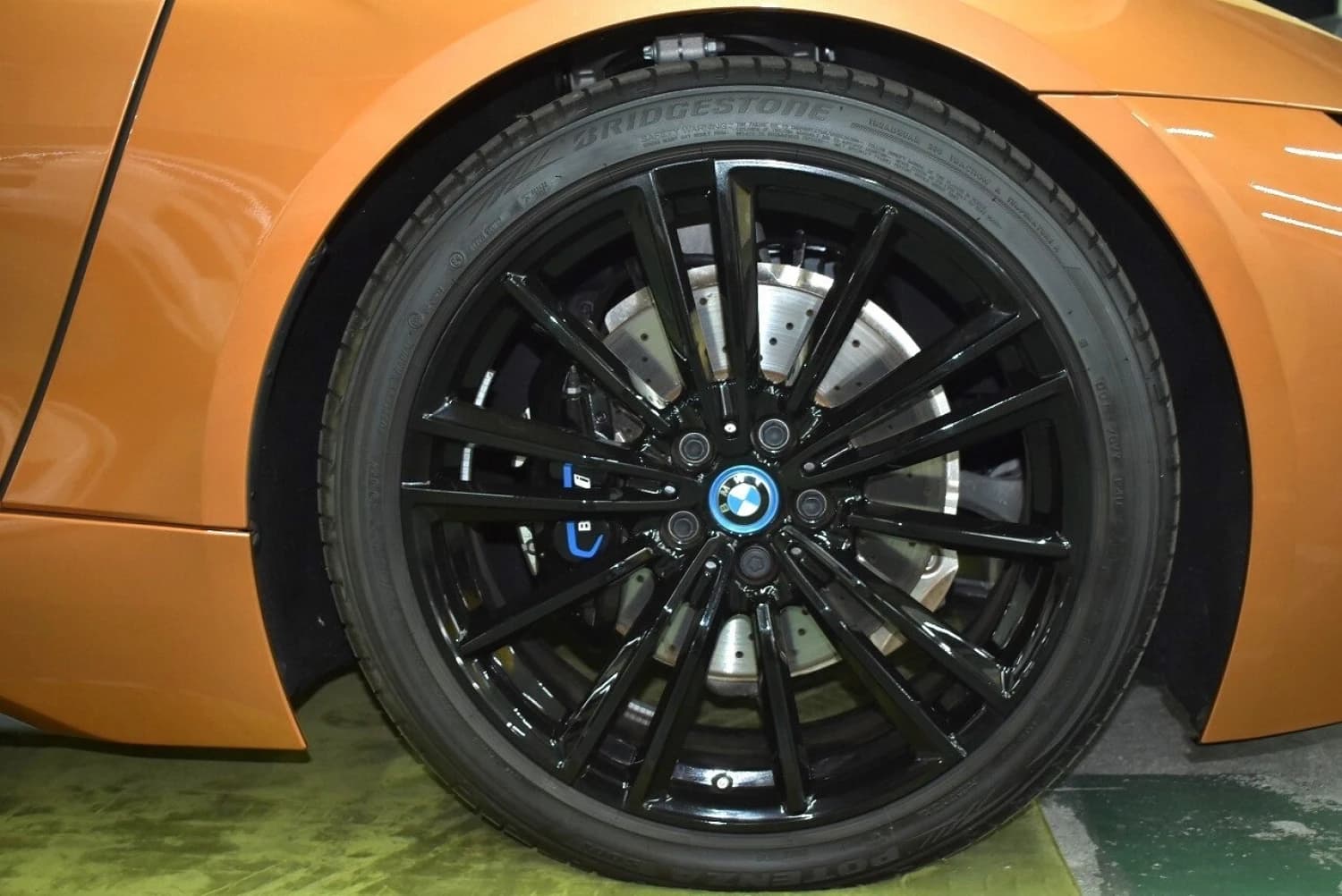 BMW i8 Roadster - фото 27