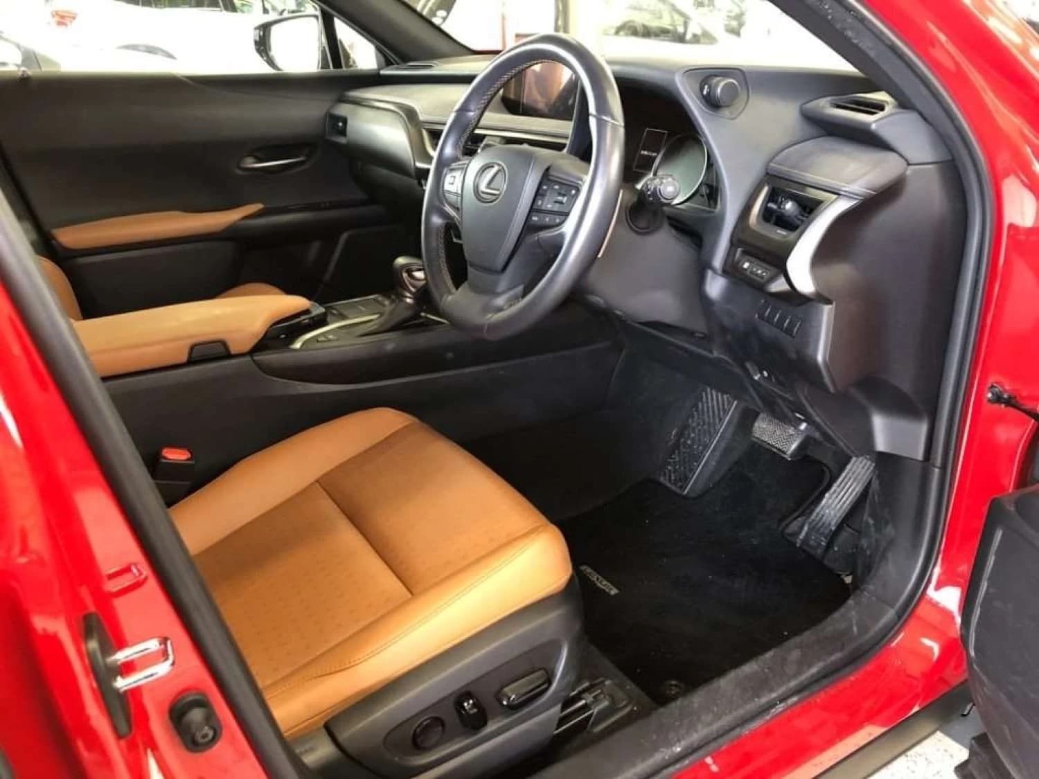 Lexus UX - фото 2