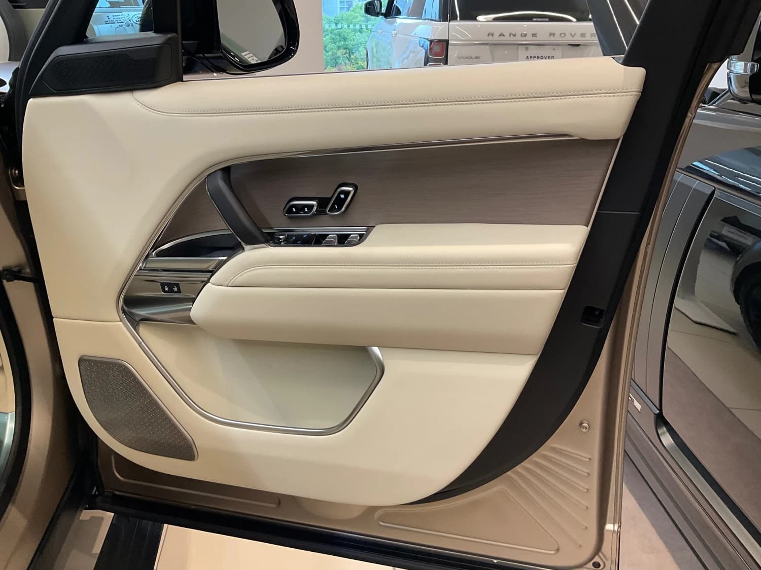 Land Rover Range Rover First Edition P530 Long Wheelbase - фото 25