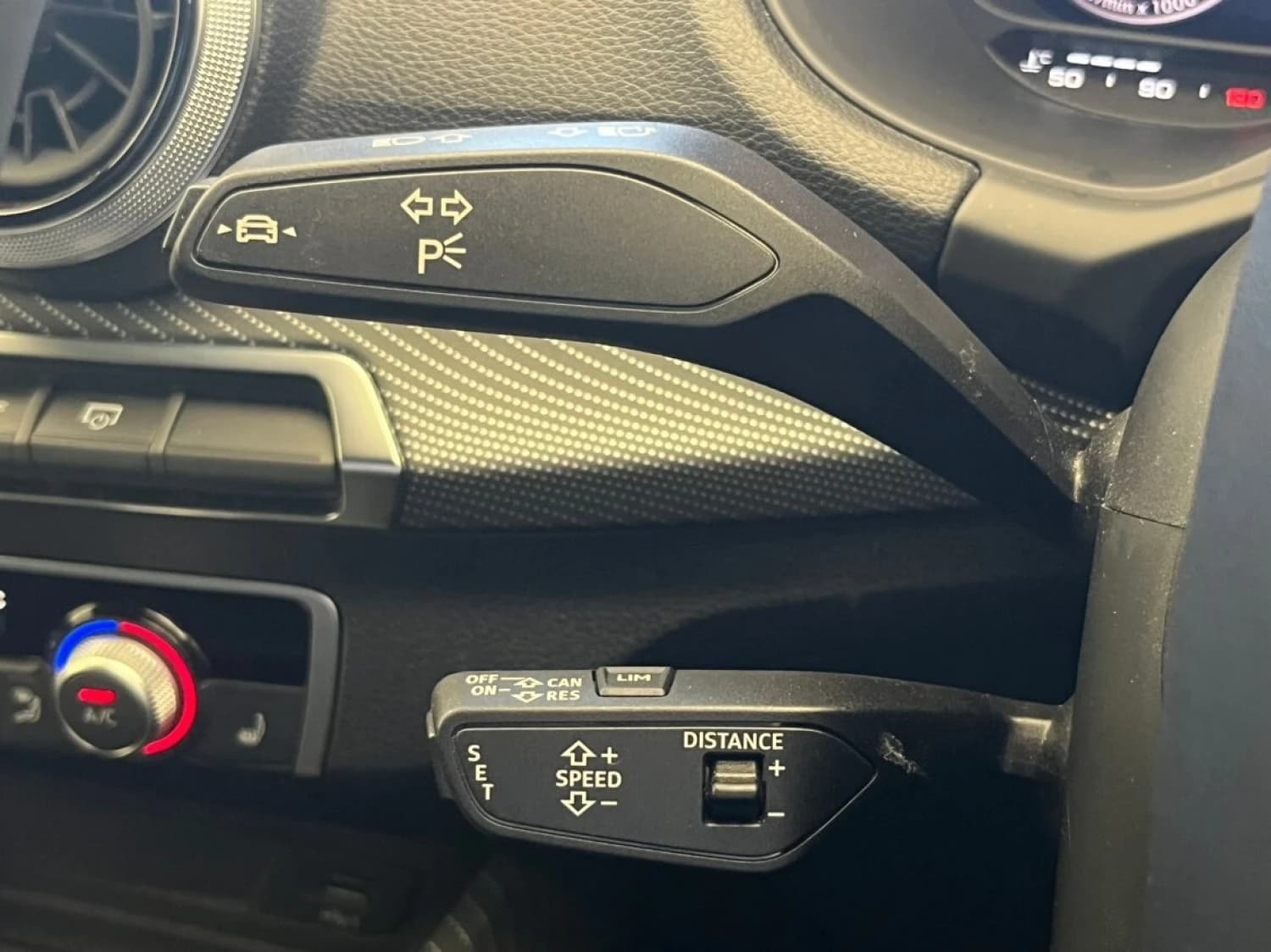 Audi Q2 35 TFSI S line - фото 12