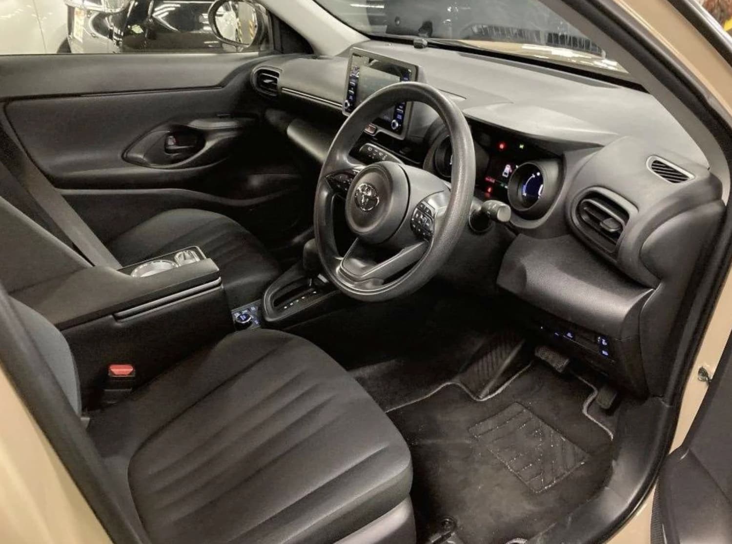 Toyota Yaris Cross Hybrid X 4WD - фото 2